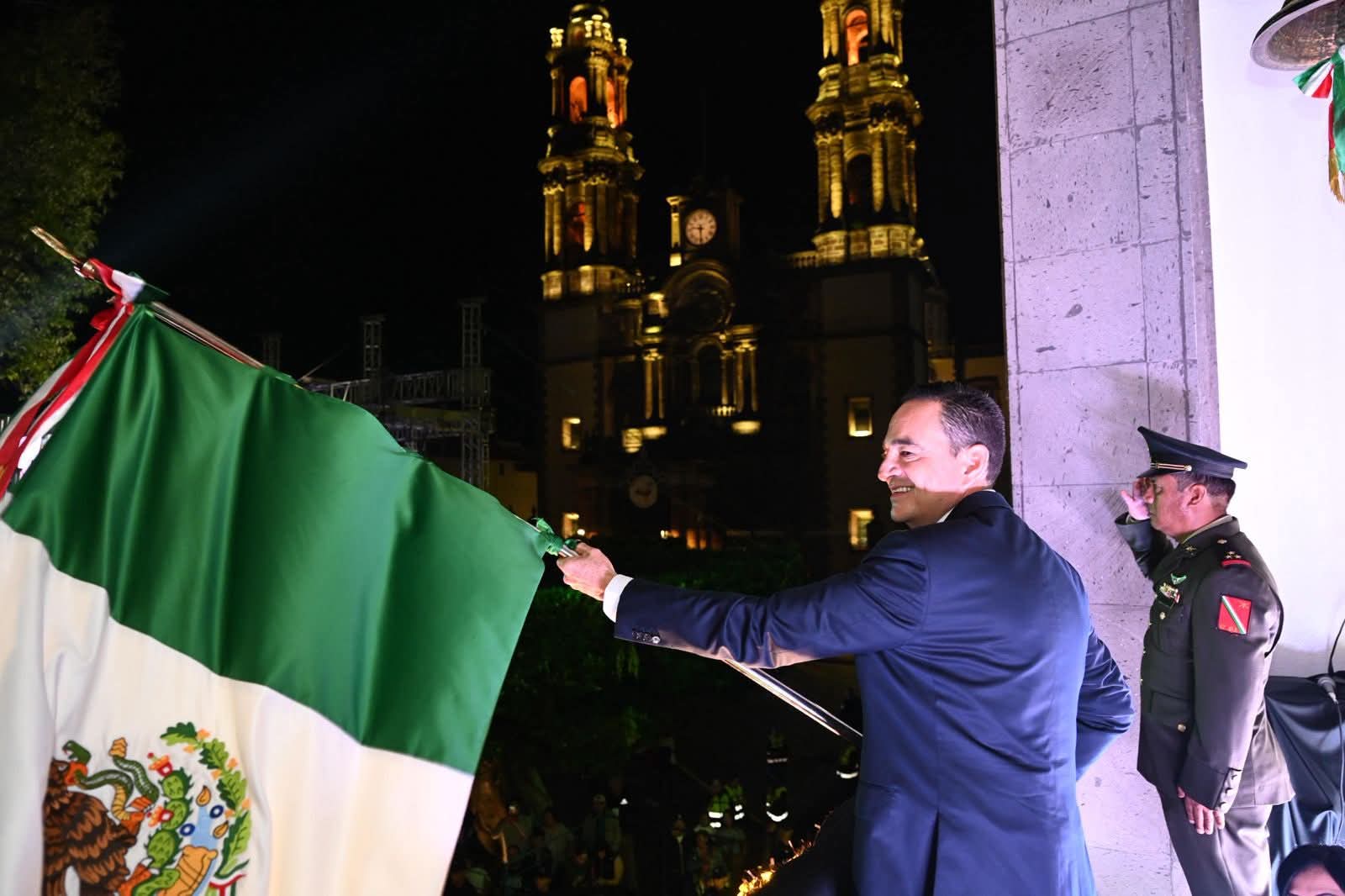 Carlos Soto Delgado encabezó ceremonia del 215 aniversario de la Independencia de México