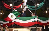 EL ALCALDE DE TANGANCÍCUARO, ARTURO HERNÁNDEZ, DA GRITO DE INDEPENDENCIA.