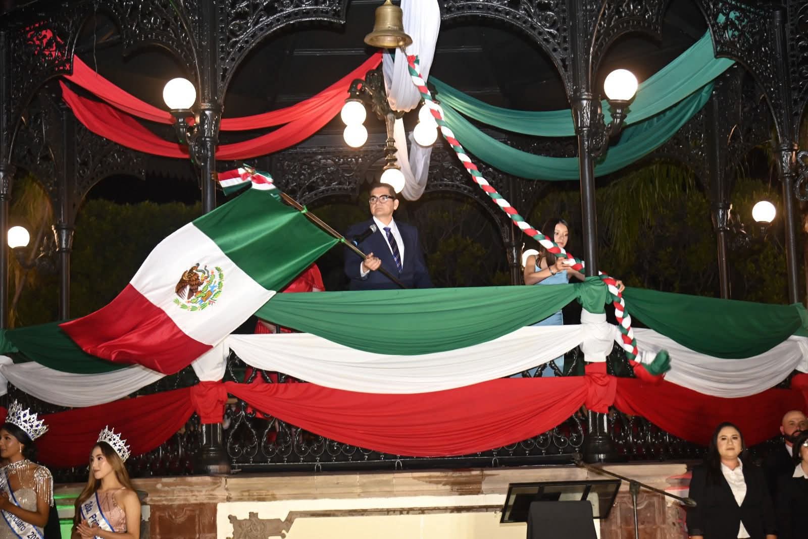 EL ALCALDE DE TANGANCÍCUARO, ARTURO HERNÁNDEZ, DA GRITO DE INDEPENDENCIA.