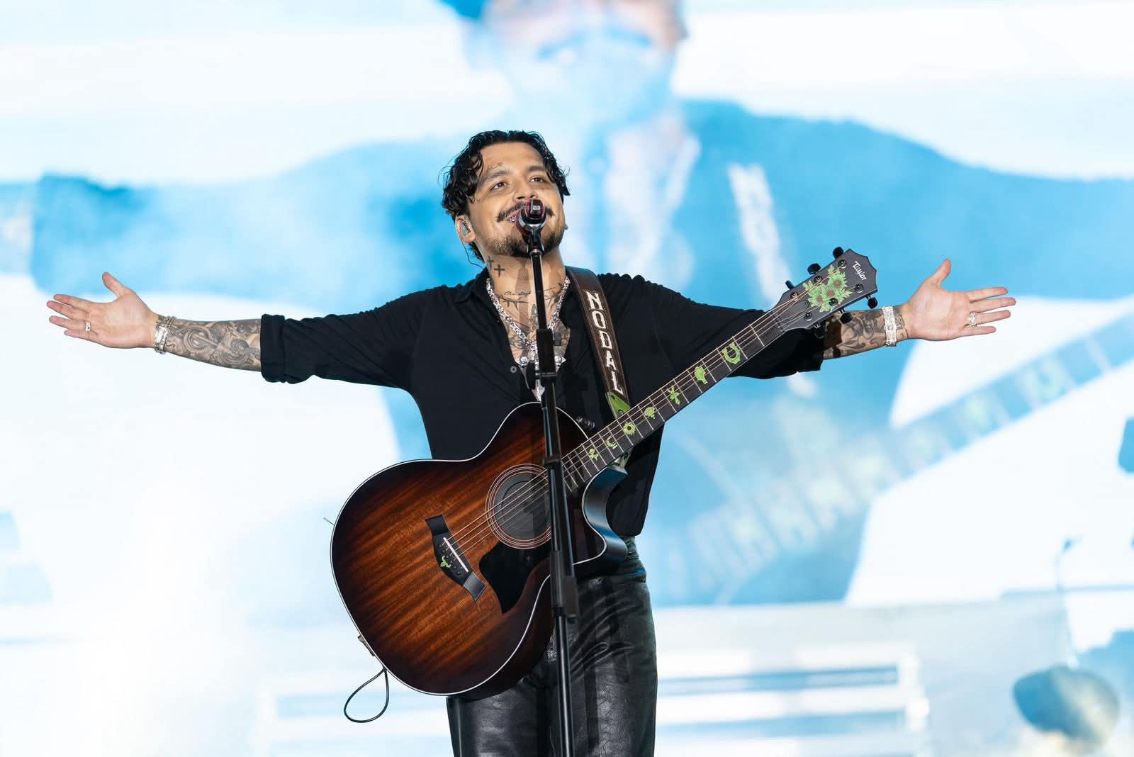 Miles de michoacanos celebran las fiestas patrias con Christian Nodal
