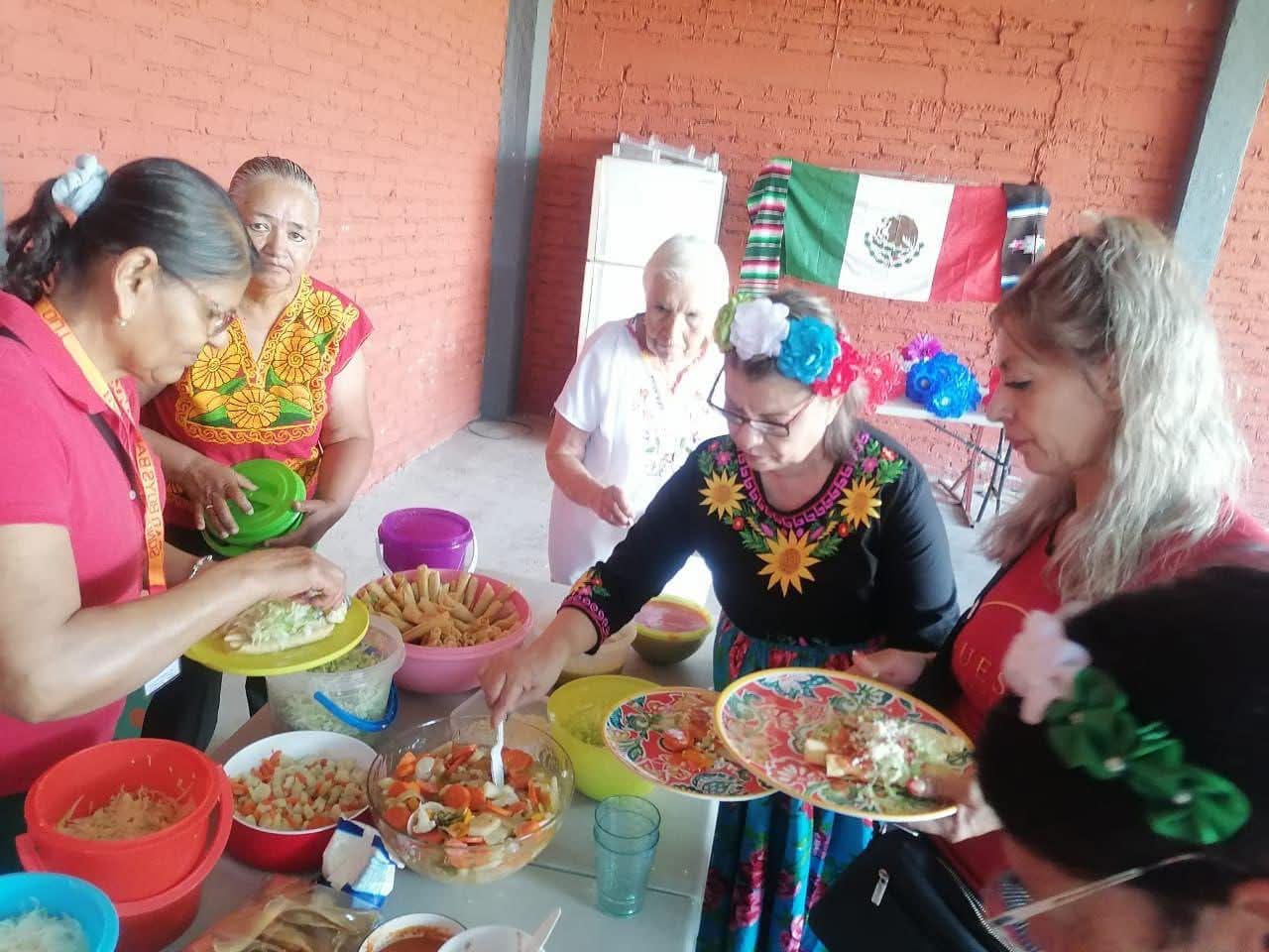 Adultos mayores del CEDECO clausuran actividades del mes patrio con alegría y tradición