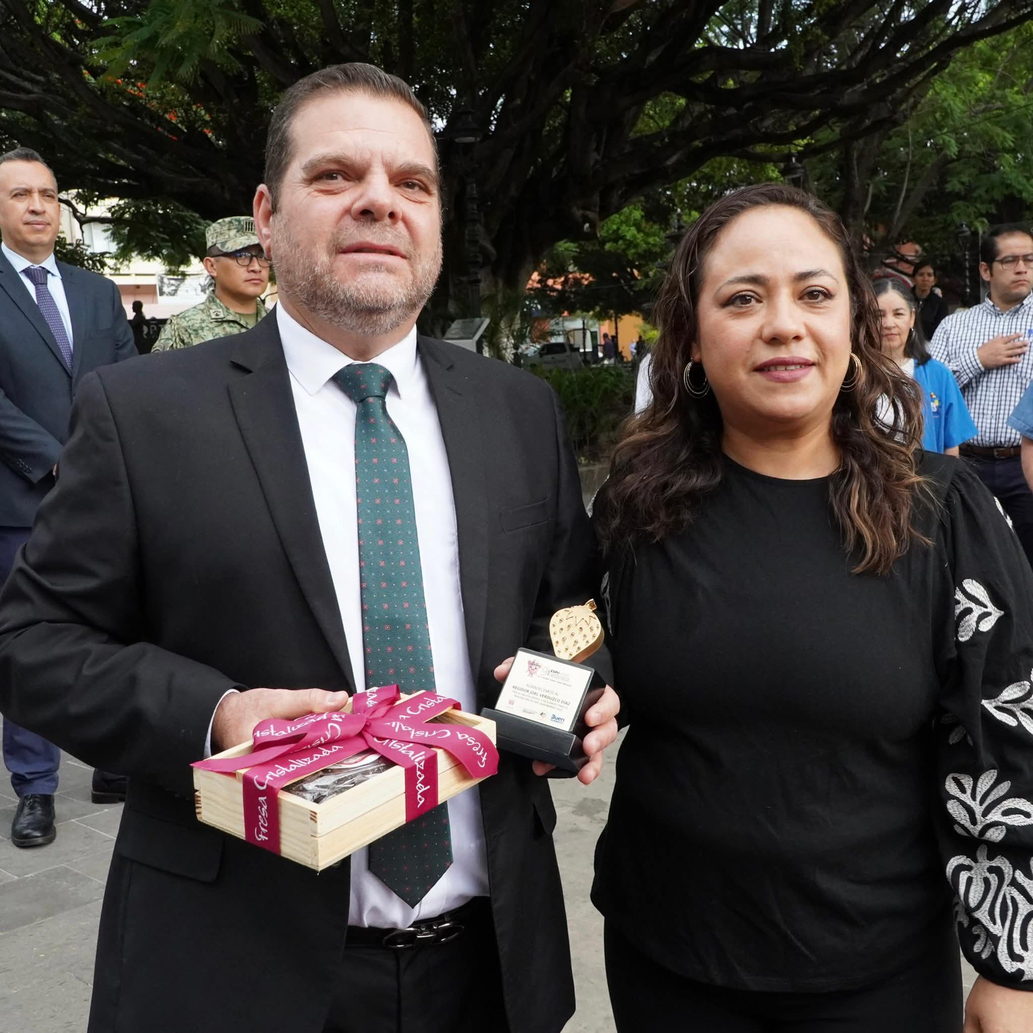 Joel Verduzco recibe reconocimiento del Sistema Producto Fresa