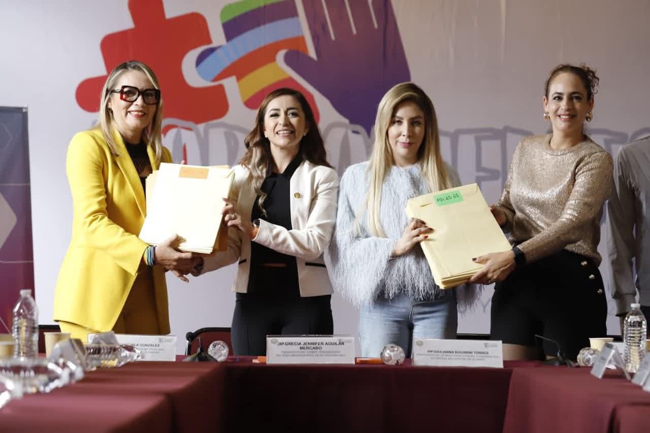 Entregan expedientes con iniciativas y proyectos sociales a jurado calificador para la integración del Parlamento Juvenil 2025.