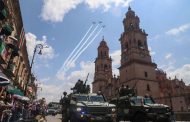 Encabeza Bedolla desfile cívico militar en honor a Morelos; familias desbordan orgullo y pertenencia