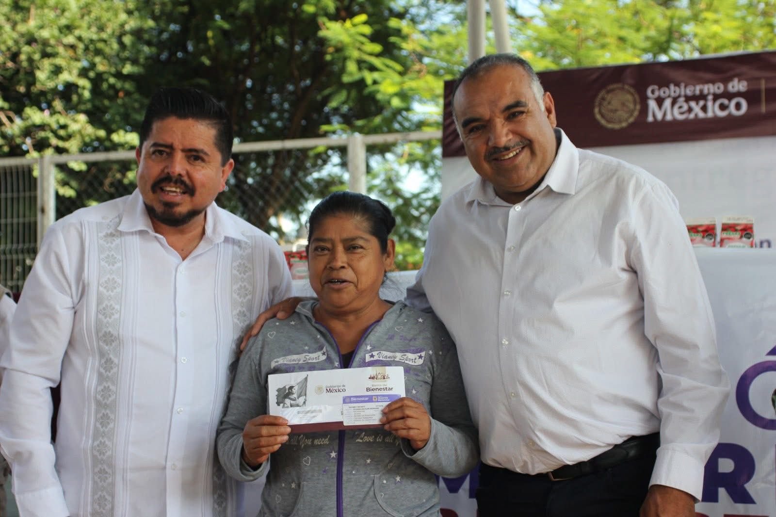 Entregan apoyos Bienestar en el Parque Montebello de Jacona