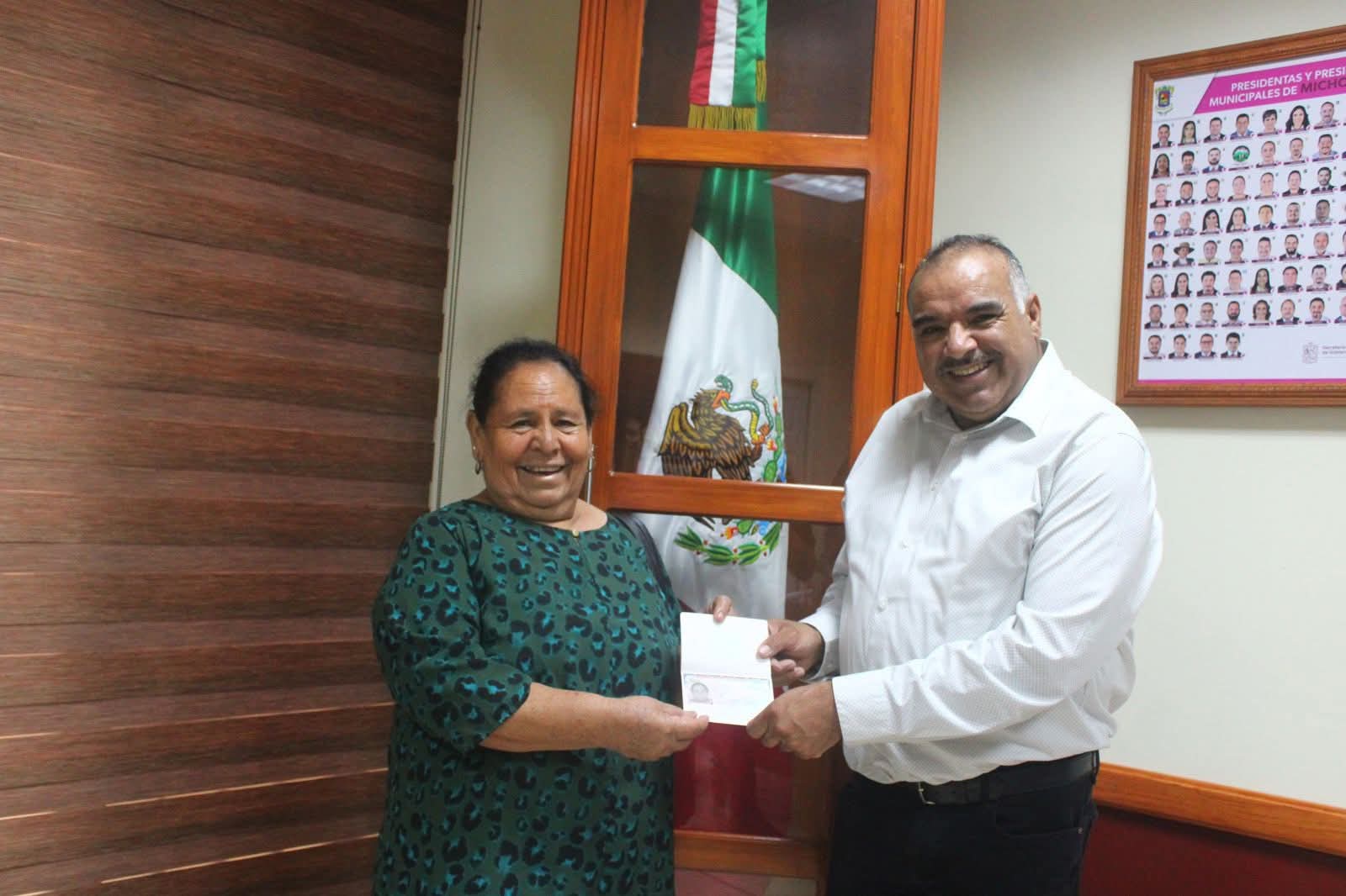 lsidoro Mosqueda entrega apoyo del programa REFAMI en Jacona