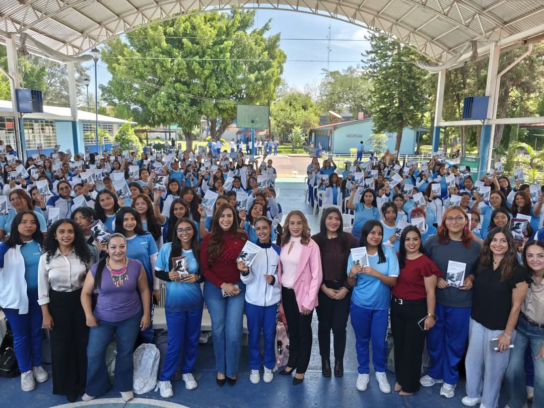 DIF Jacona y SEIMUJER entregaron kits menstruales a alumnas del Colegio de Bachilleres
