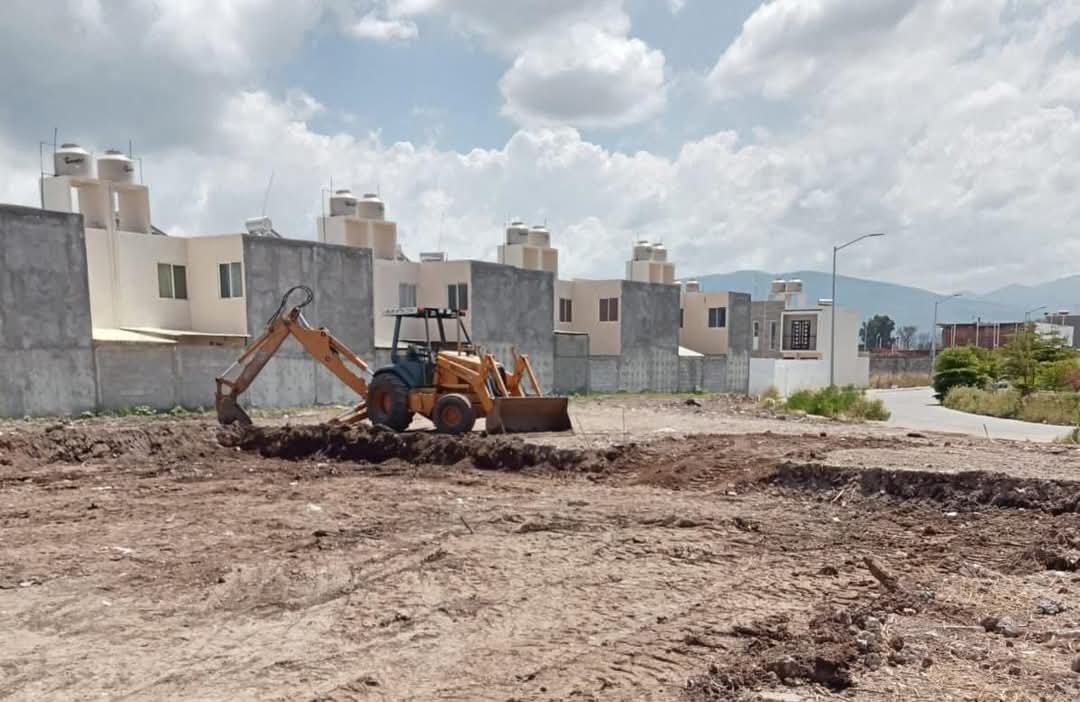 Construyen parque público en la colonia Benavente