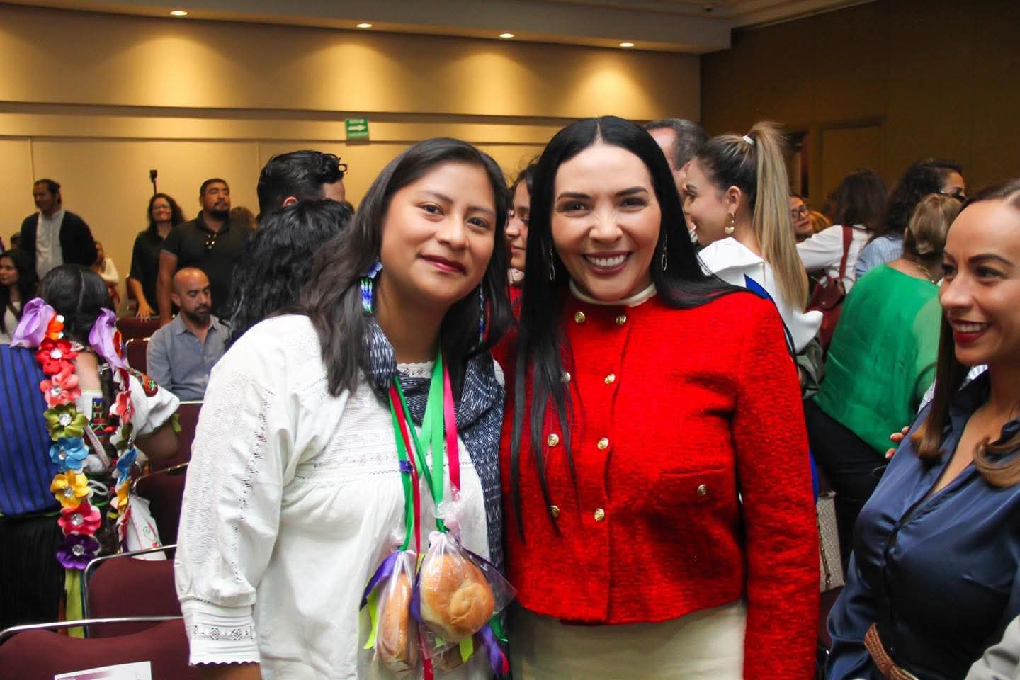 Adriana Campos Huirache destaca el valor de visibilizar la voz de las mujeres en la política libro “MujerEs Michoacán