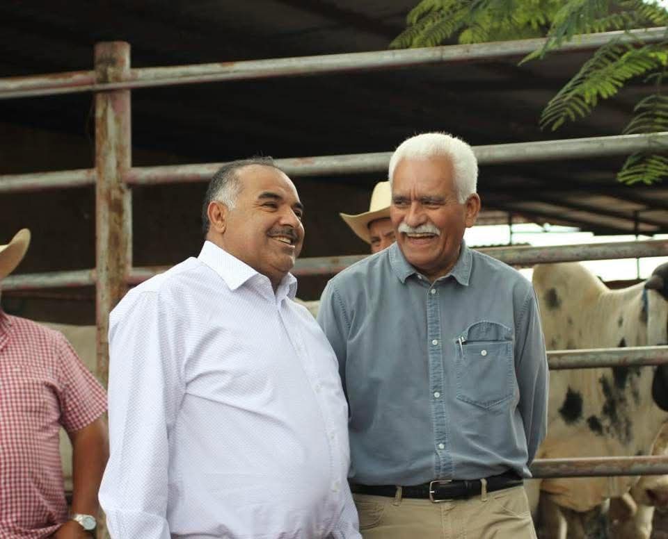 Isidoro Mosqueda y Secretario estatal de Agricultura entregaron sementales a ganaderos jaconenses