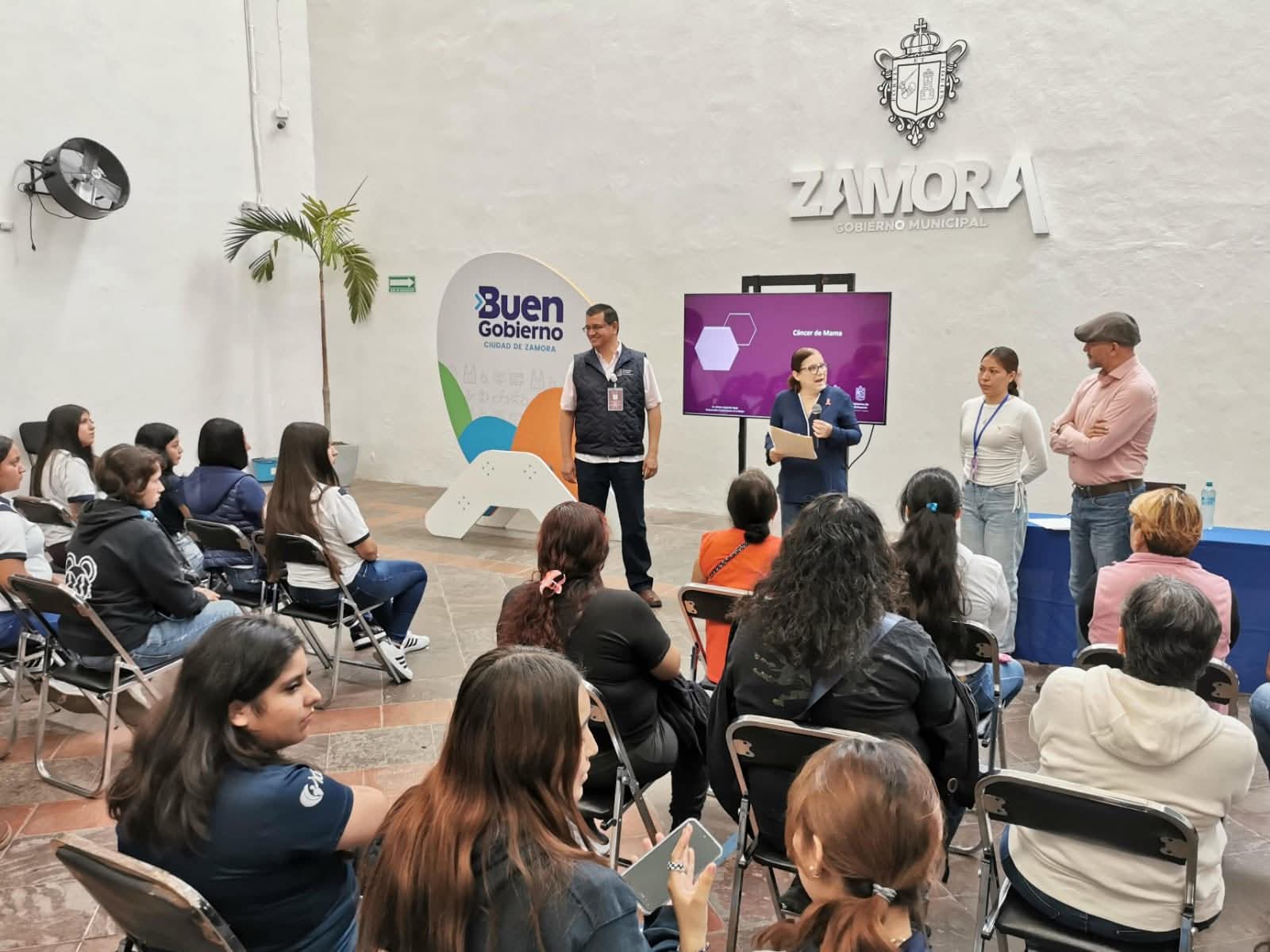 Promueven la prevención del cáncer de mama con capacitación a jóvenes y promotores comunitarios