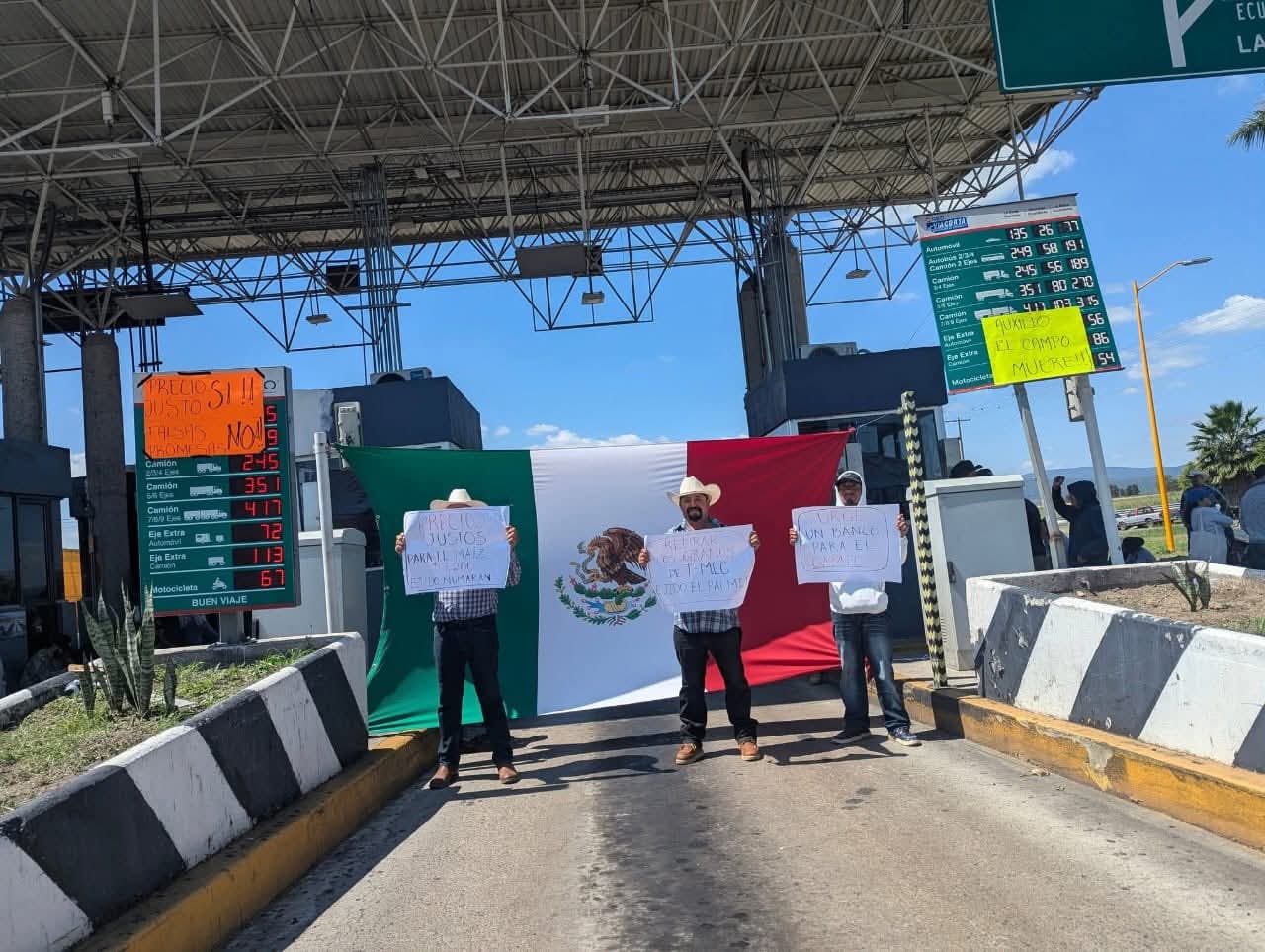 Unos minutos se quitó el bloqueo carretero, pero se volvió a cerrar el transito en la caseta de la autopista de occidente en Ecuandureo