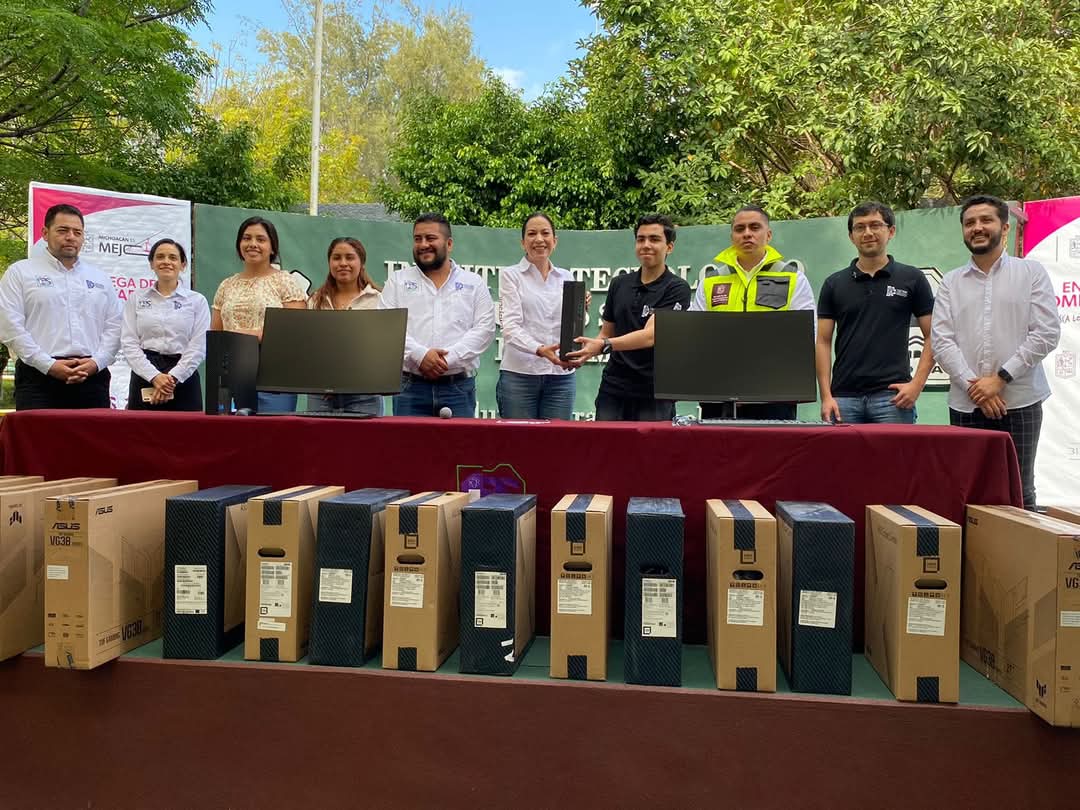 Entregan equipo de cómputo al Tec de Zamora