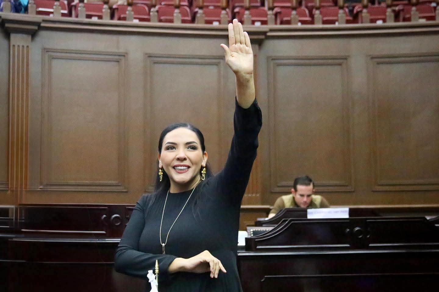Congreso aprobó iniciativa de Adriana Campos Huirache para integrar a migrantes profesionistas al desarrollo de Michoacán
