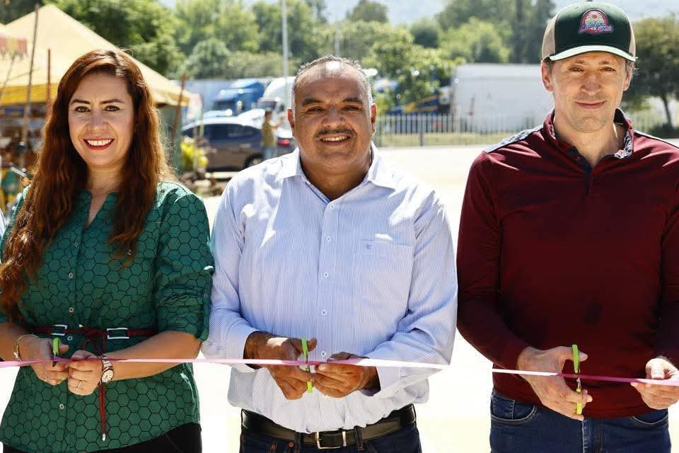 Isidoro Mosqueda inauguró la pavimentación de la calle Nogal en la Colonia La Luz