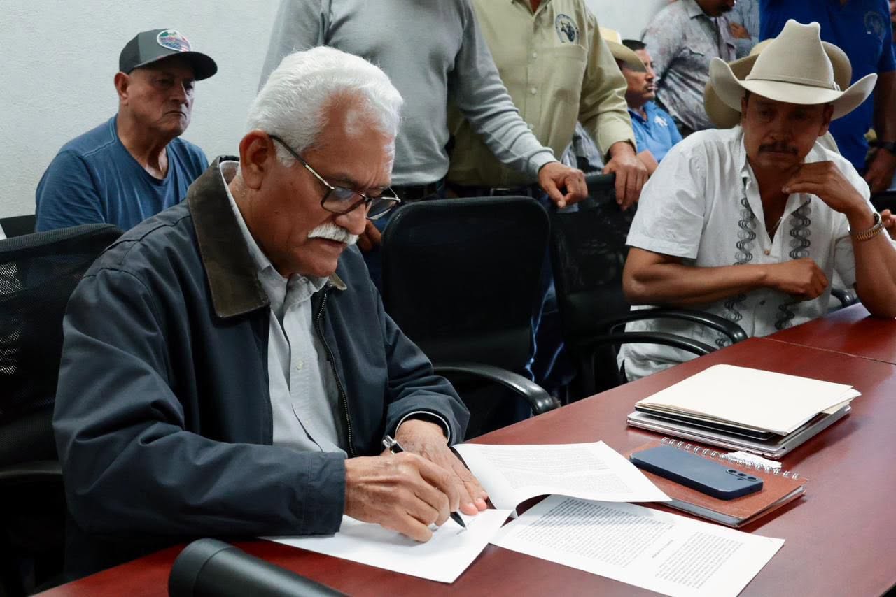 Sader y asociaciones ganaderas firman acuerdo por la movilización de animales