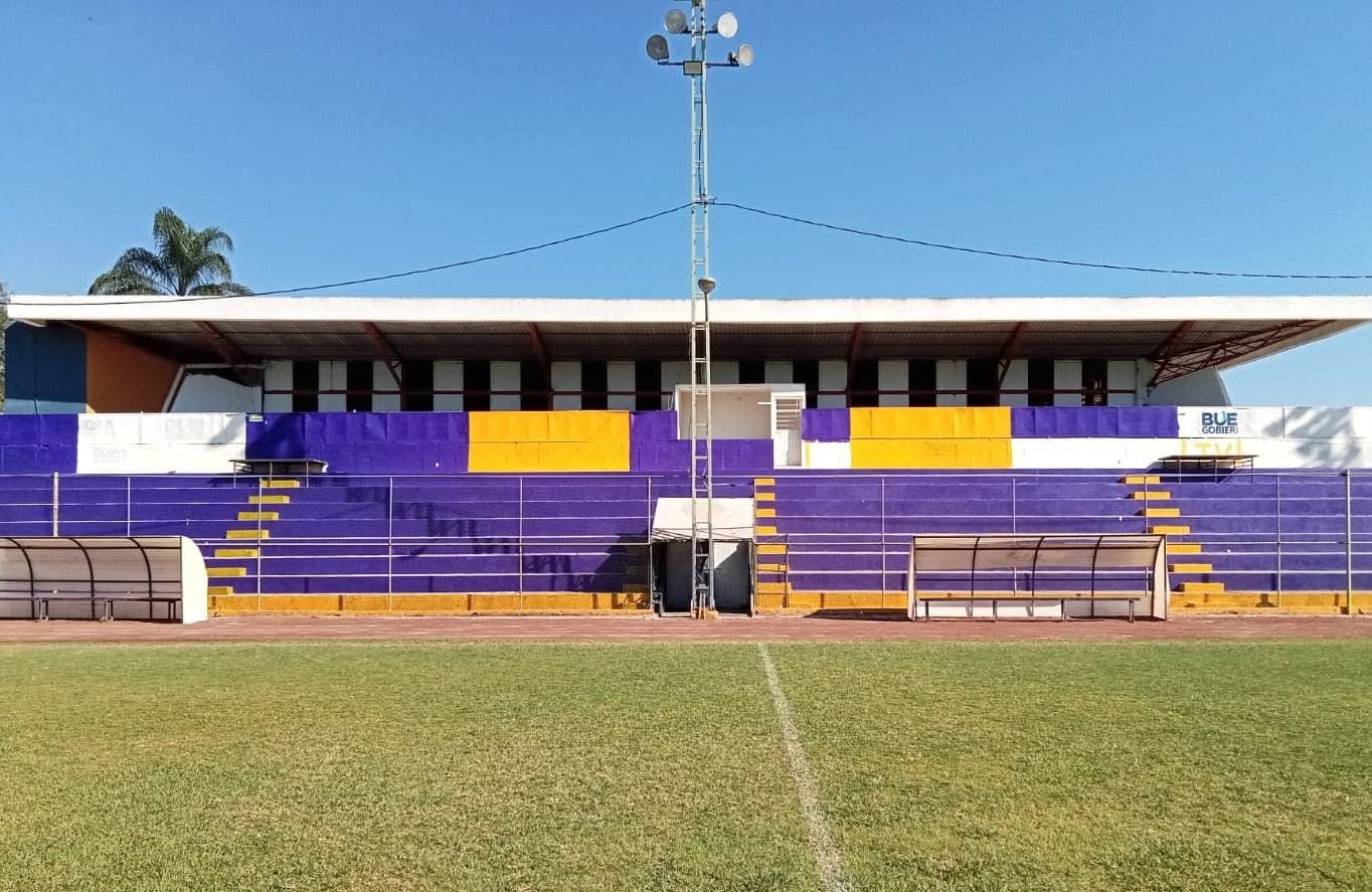 Brindan mantenimiento a gradas del campo “A” de la Unidad Deportiva “El Chamizal”