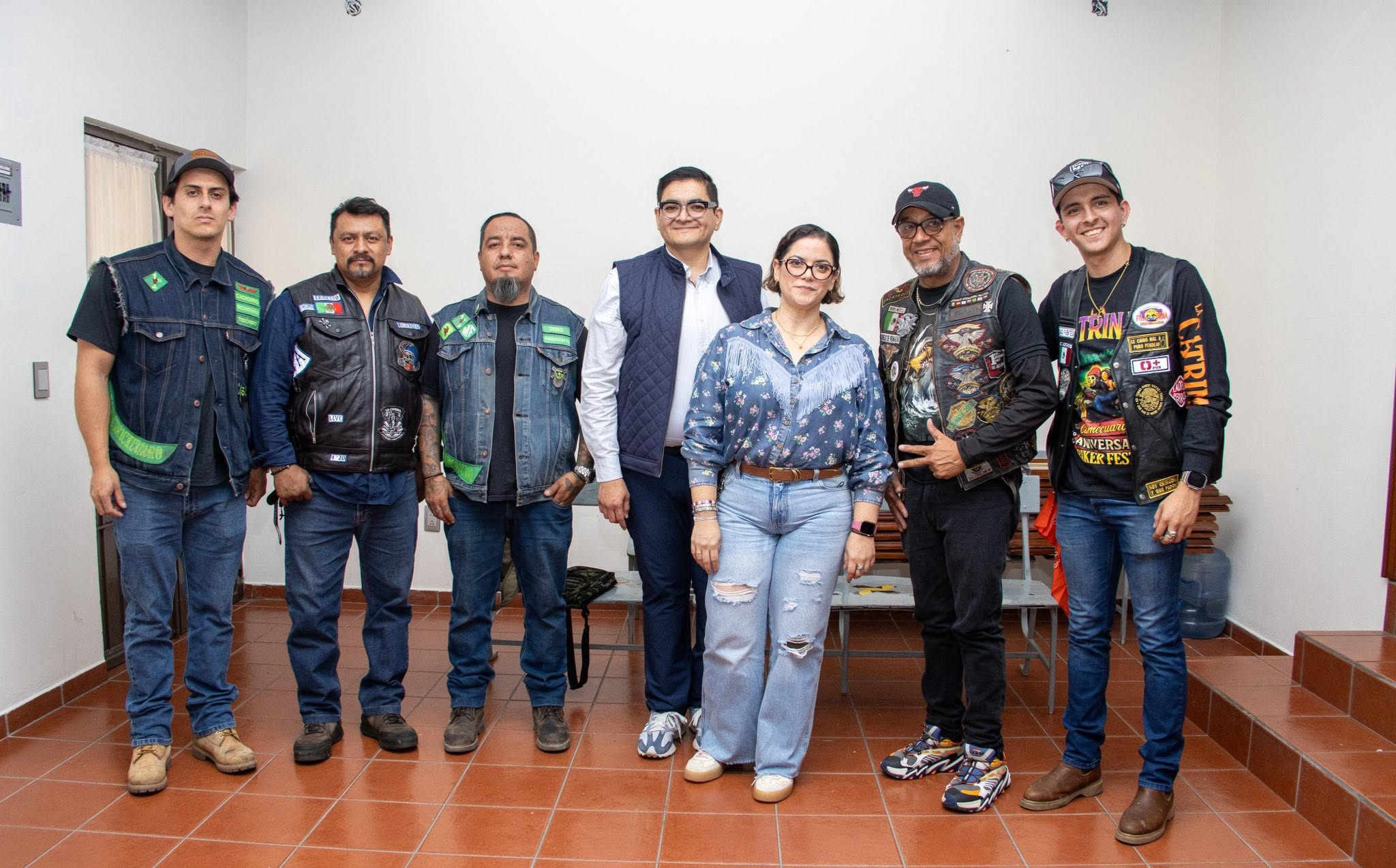 Integrantes de la organización biker “La Catrina”, entregan donativo al Sistema DIF Tangancícuaro.