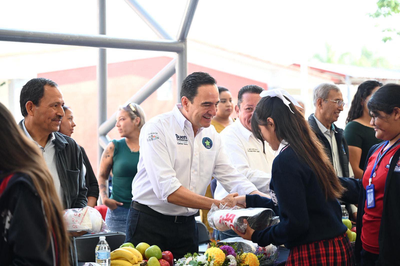 Entregan tenis a 850 alumnos de la escuela secundaria técnica 132