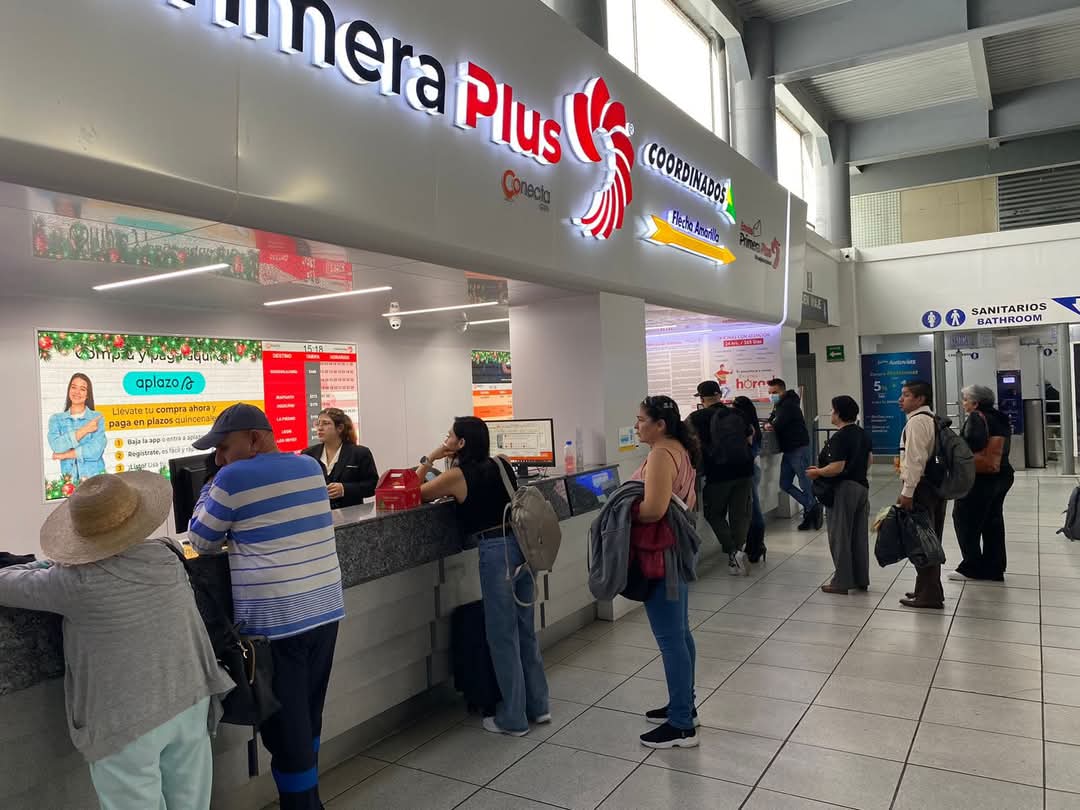 Se complica salida de autobuses de pasajeros por bloqueos carreteros en Central Camionera