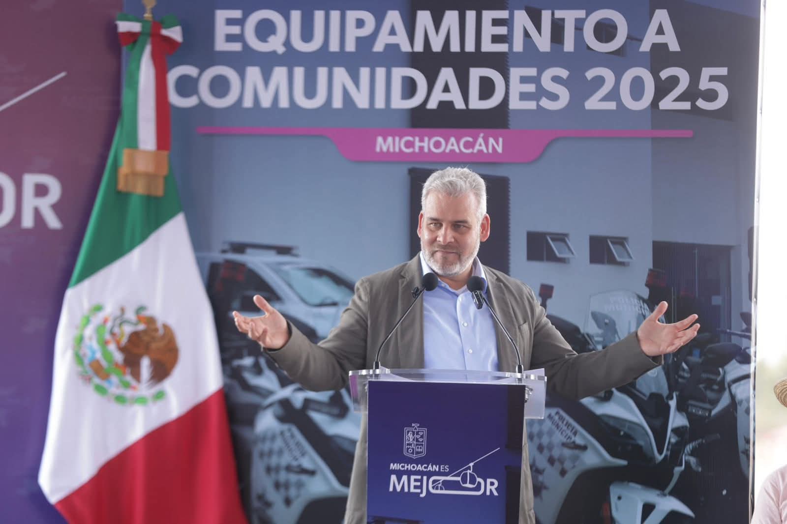 Con patrullas y equipo táctico, refuerza Bedolla seguridad para 25 autogobiernos