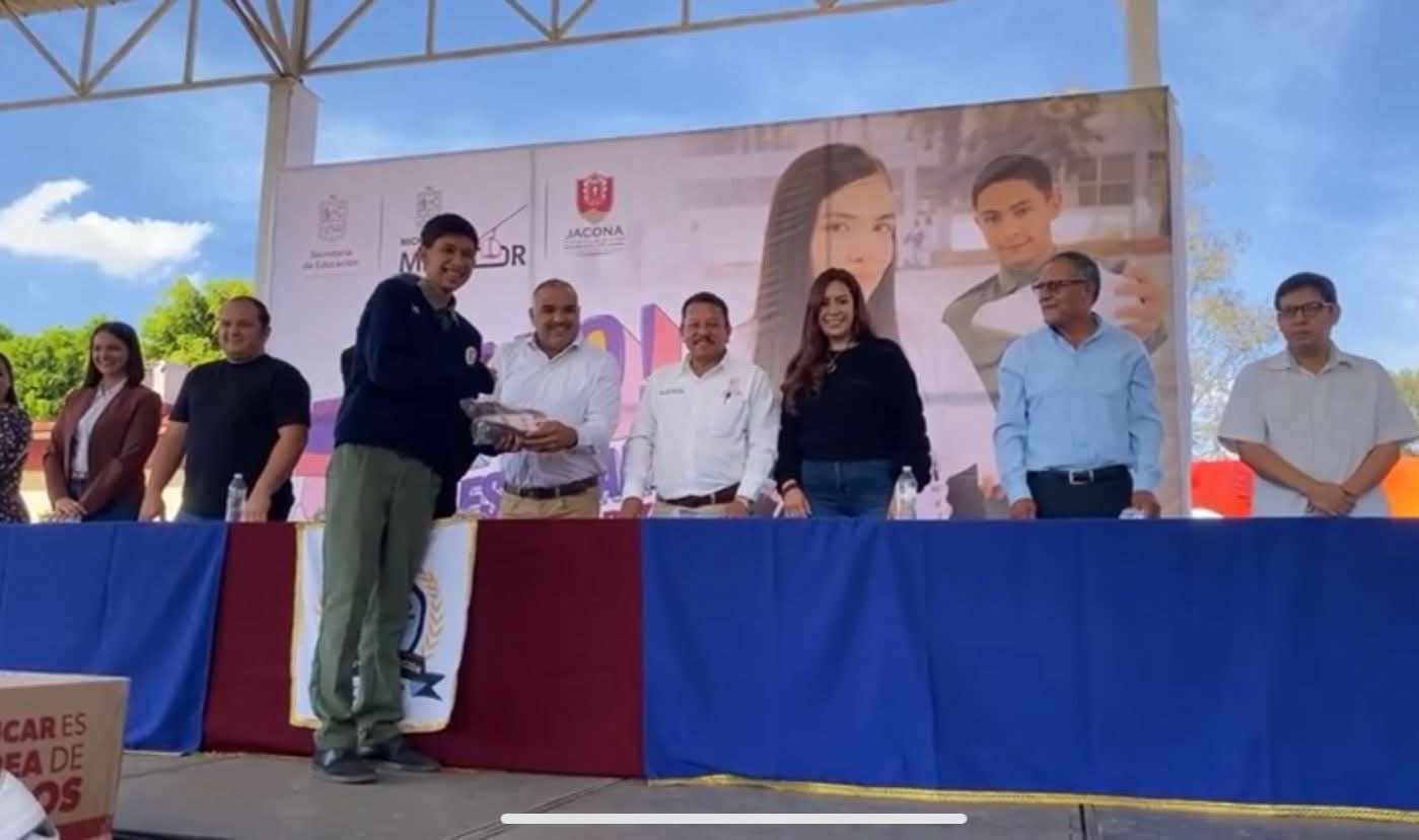 Entregan más de 600 de pares de tenis en secundaria Siervo de la Nación en Jacona