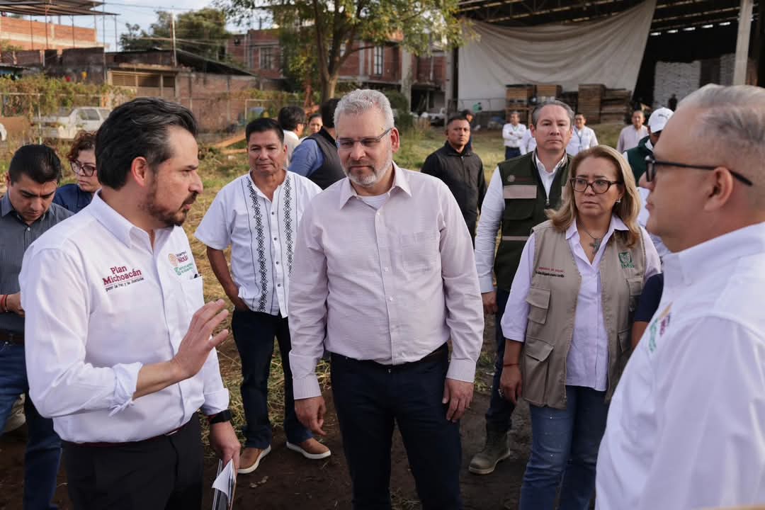 Bedolla y Zoé Robledo visitan predio para construcción de UMF en Nuevo Parangaricutiro