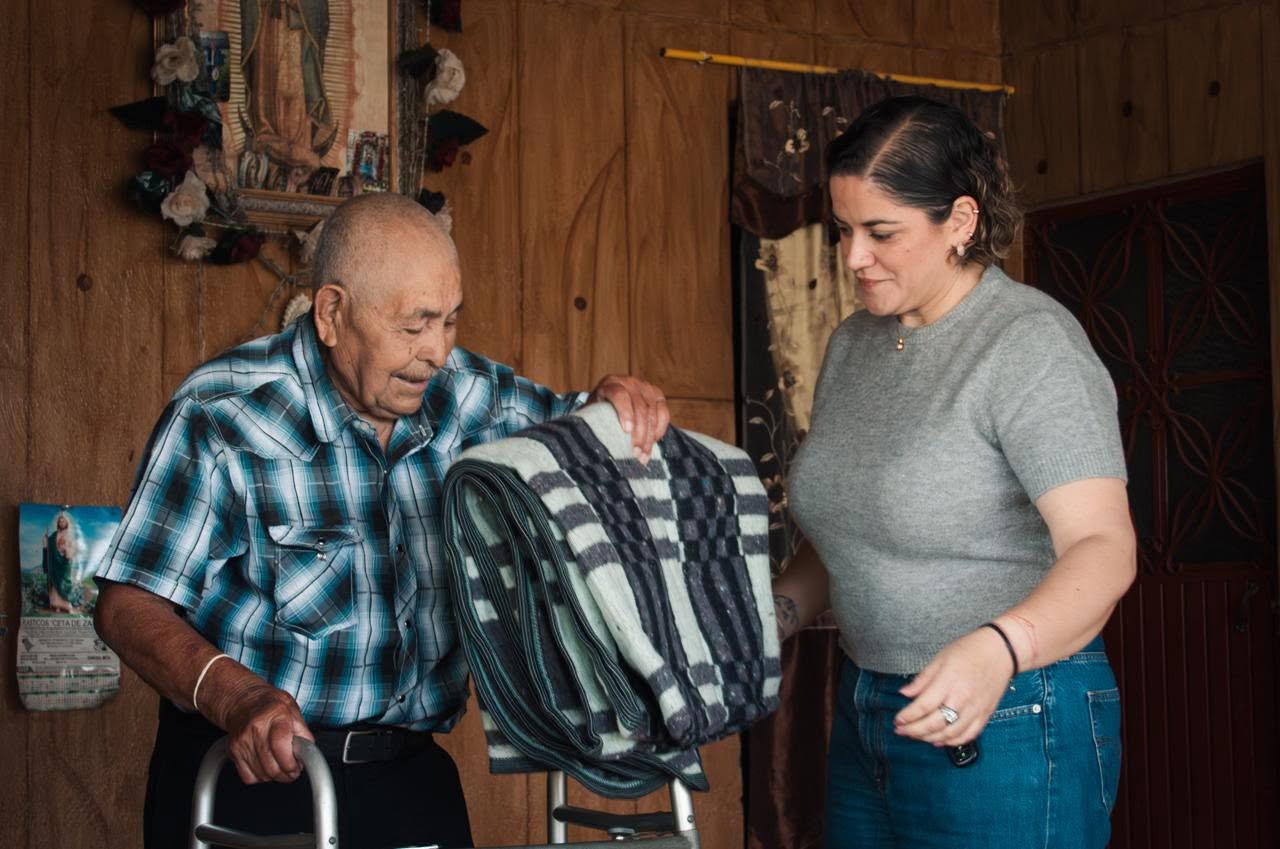 ENTREGA DIF TANGANCÍCUARO COBIJAS Y ROPA ABRIGADORA A FAMILIAS VULNERABLES.