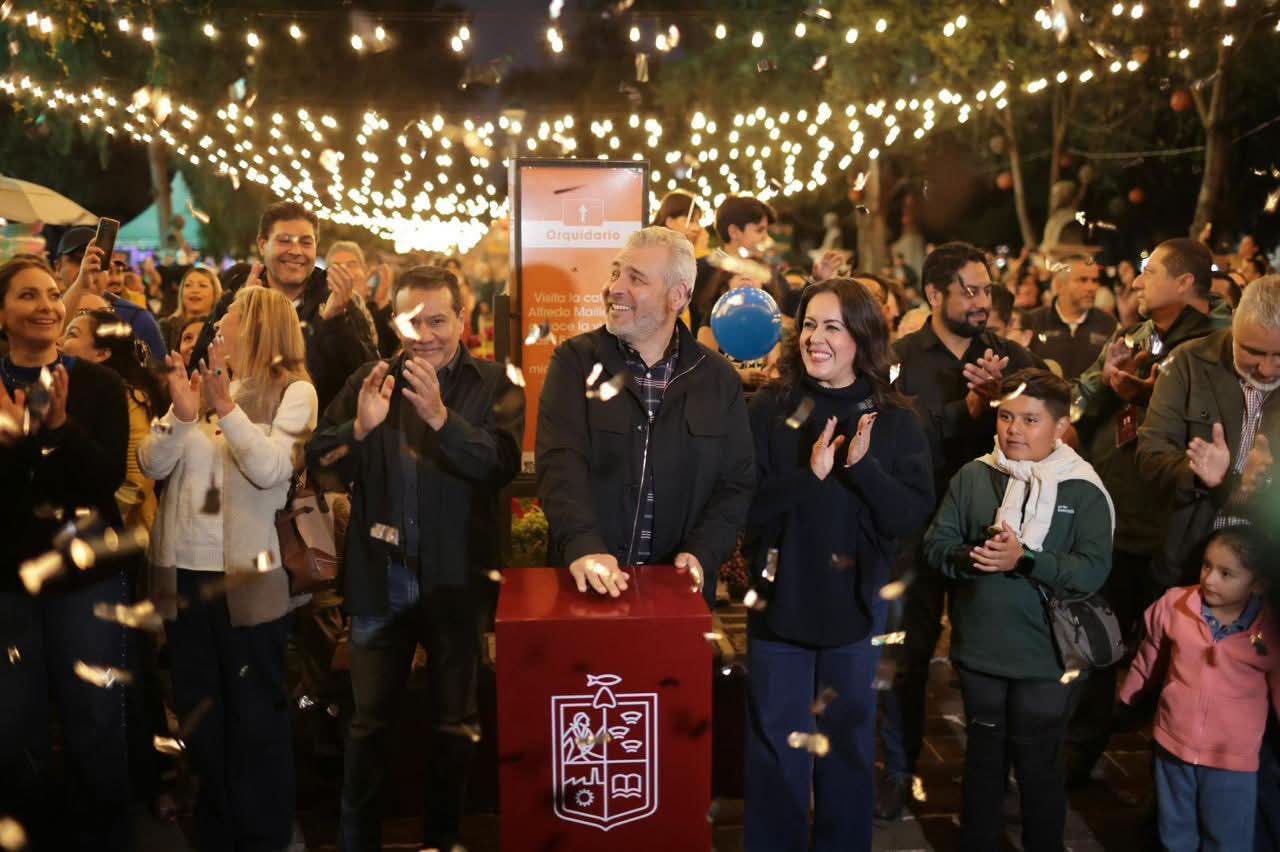 Luces, magia y alegría; inaugura Bedolla la Villa Navideña