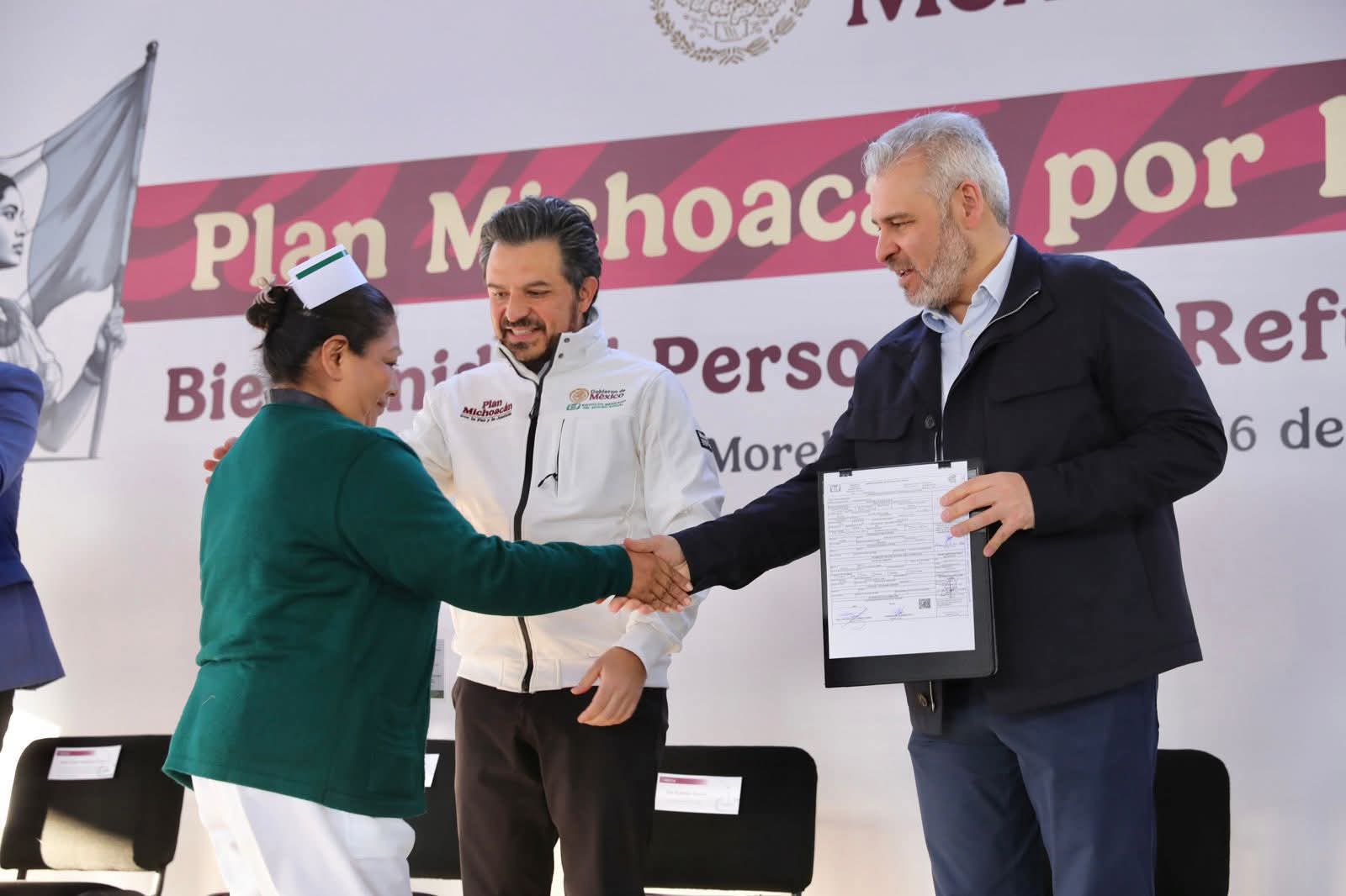 Certeza laboral para reforzar servicios de salud; Bedolla y Zoé Robledo entregan bases a 270 trabajadores del IMSS
