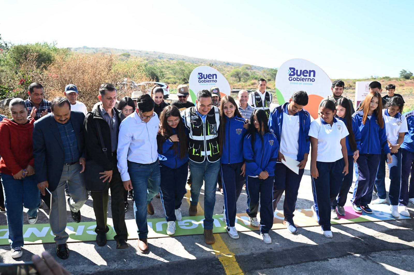 Carlos Soto cumple con Ario de Rayón, inaugura primera etapa del nuevo panteón municipal