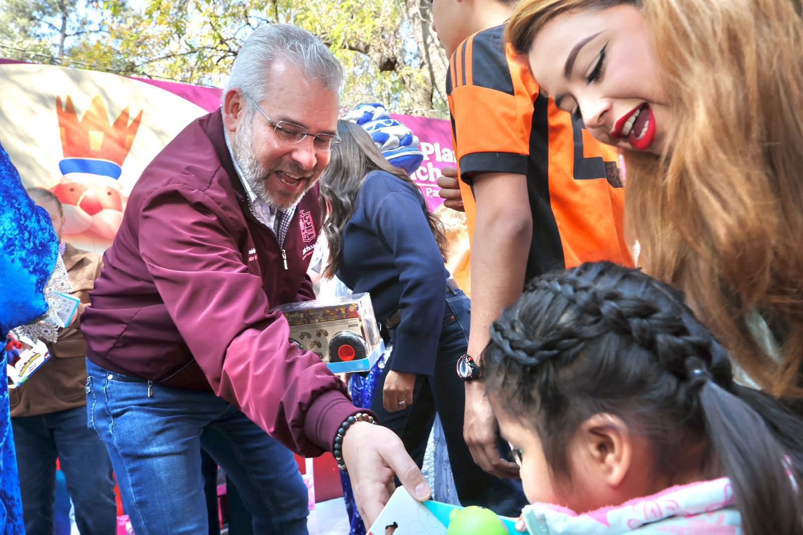 Con entrega de juguetes, celebra Bedolla el Día de Reyes en la Villa Navideña