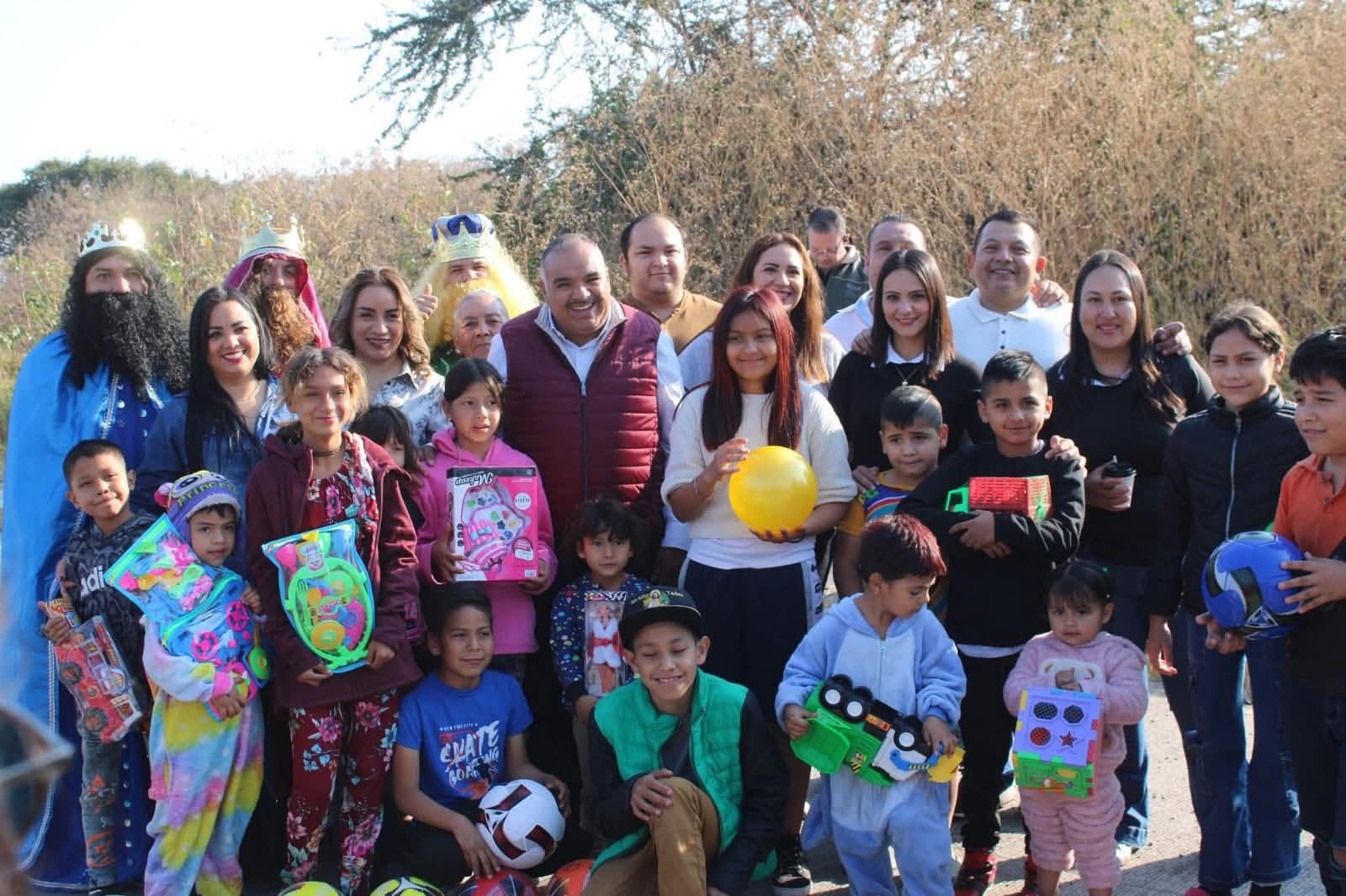 Angelica Luna e Isidoro Mosqueda realizaron la entrega de juguetes a cientos de niños jaconenses
