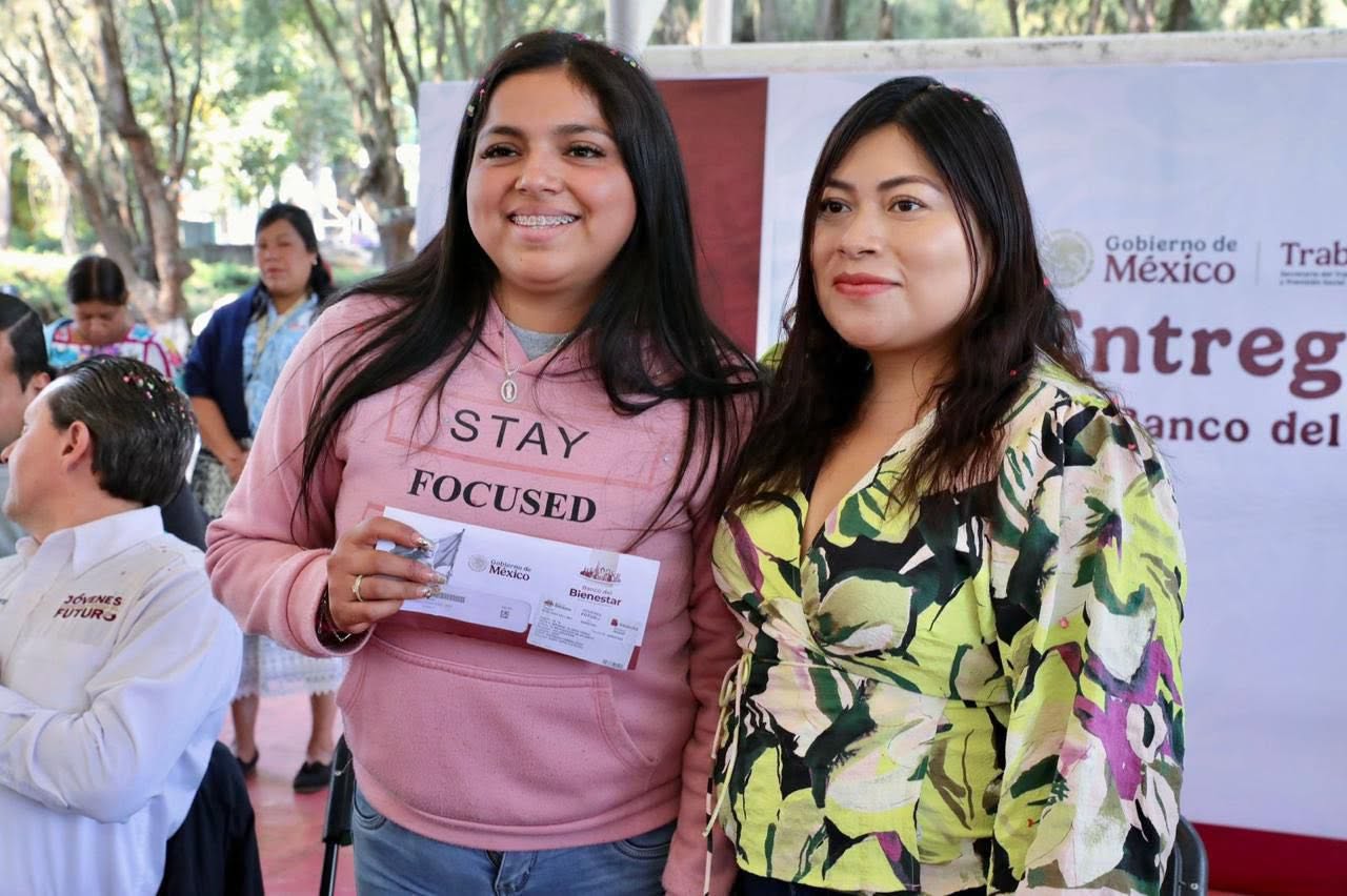 Secretaría del Trabajo entrega Tarjetas del Bienestar a jóvenes aprendices como parte del Plan Michoacán por la Paz y la Justicia
