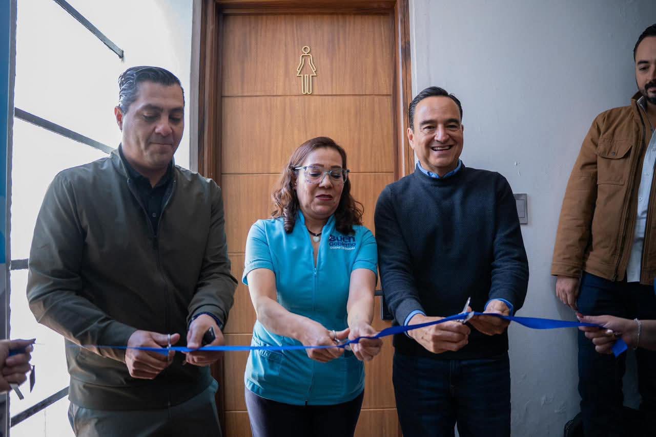 Carlos Soto inauguró rehabilitación de sanitarios en la Presidencia Municipal