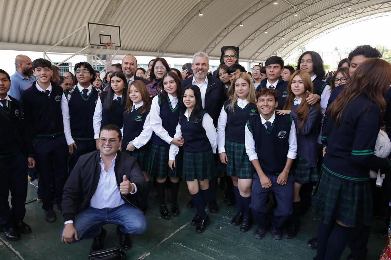 Michoacán, primer estado del país con becas en todos los niveles educativos: Bedolla