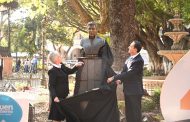 Carlos Soto develó busto de José Sixto Verduzco en Zamora