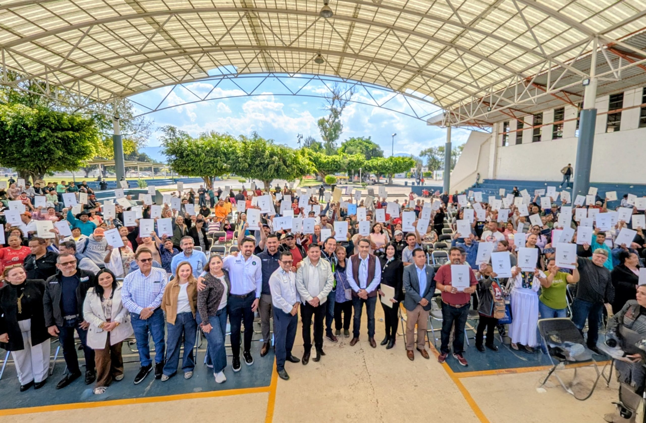 Más de 370 familias de la colonia Ferrocarril recibieron escrituras de sus propiedades