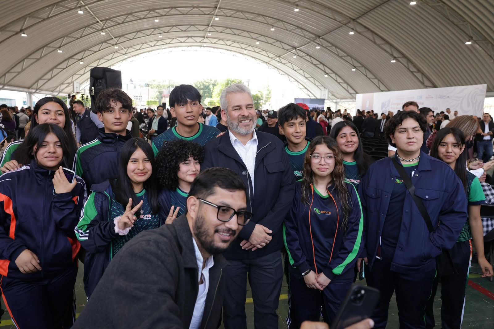 ¡Adiós al “no tengo datos”! Más de 200 mil estudiantes de prepa y universidad tendrán internet gratis: Bedolla