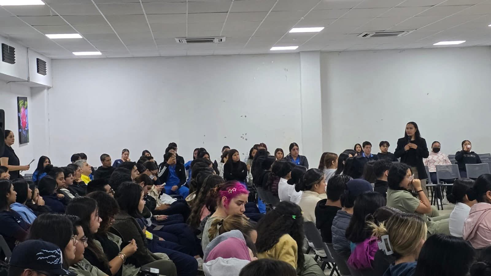 Imparten plática sobre “Tipos de Violencia” a universitarios