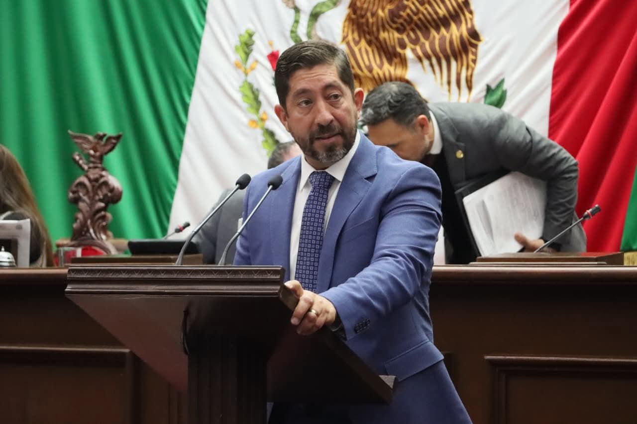 Abraham Espinoza presenta iniciativa pro adopción para mayores de edad en Michoacán