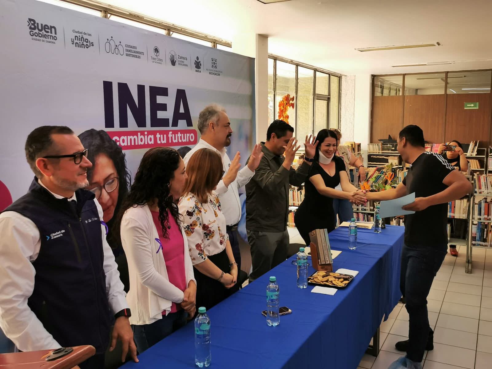 Entregaron certificados de primaria y secundaria del INEA