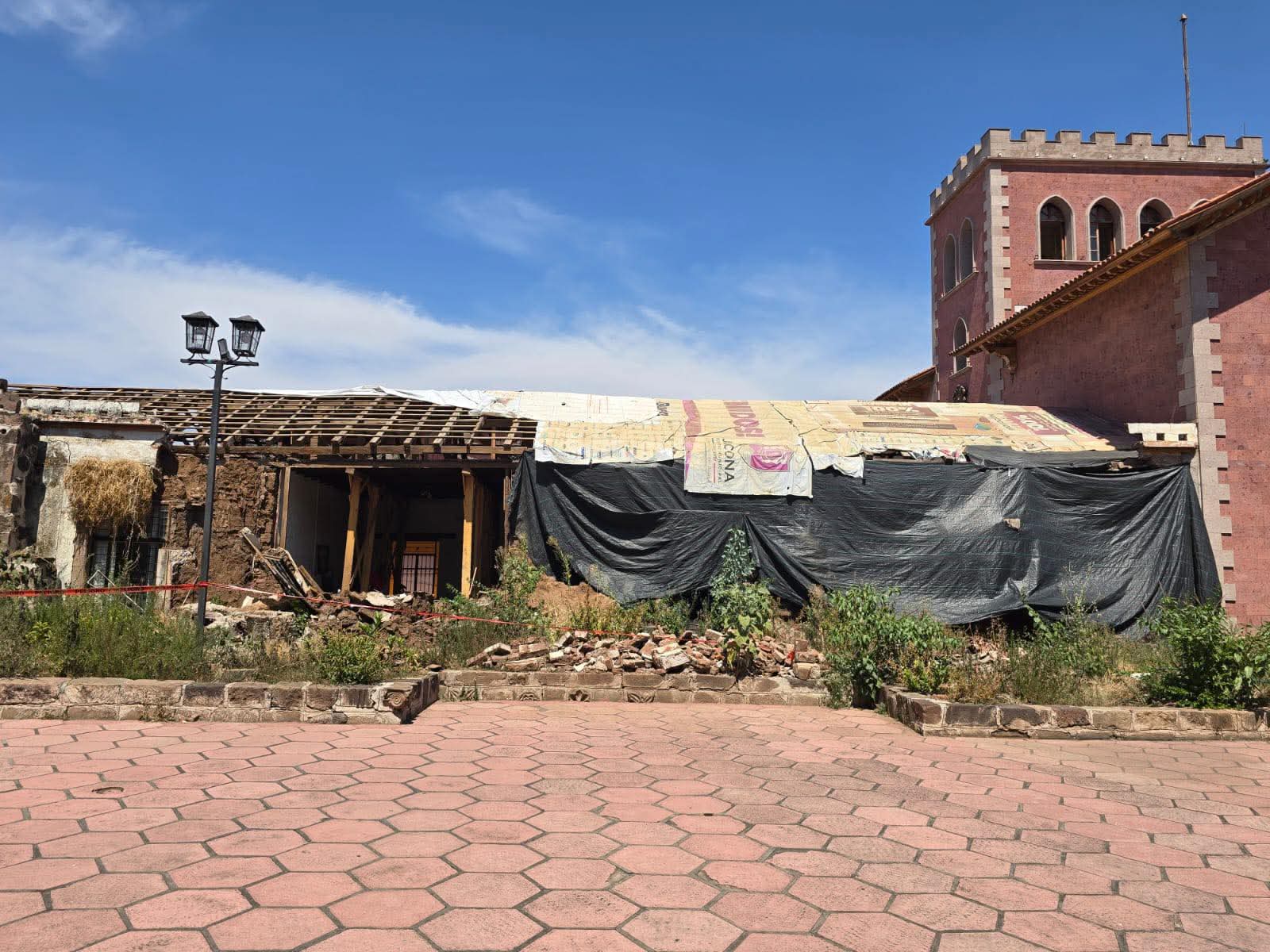 Isidoro Mosqueda hace gestiones ante el INAH para atender deterioro de barda de la presidencia