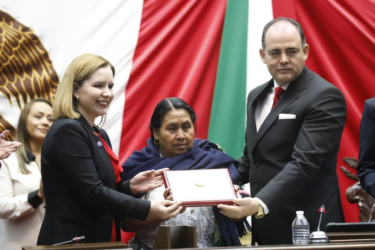 Congreso del Estado entrega condecoración Mujer Michoacana a Juana Bravo y Adriana Contreras