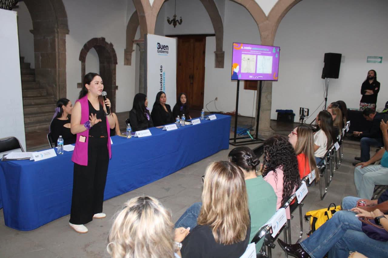 Realizan exposición y conversatorio sobre “La mujer en el espacio público”