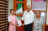 Isidoro Mosqueda reconoce a alumna por su buen desempeño académico