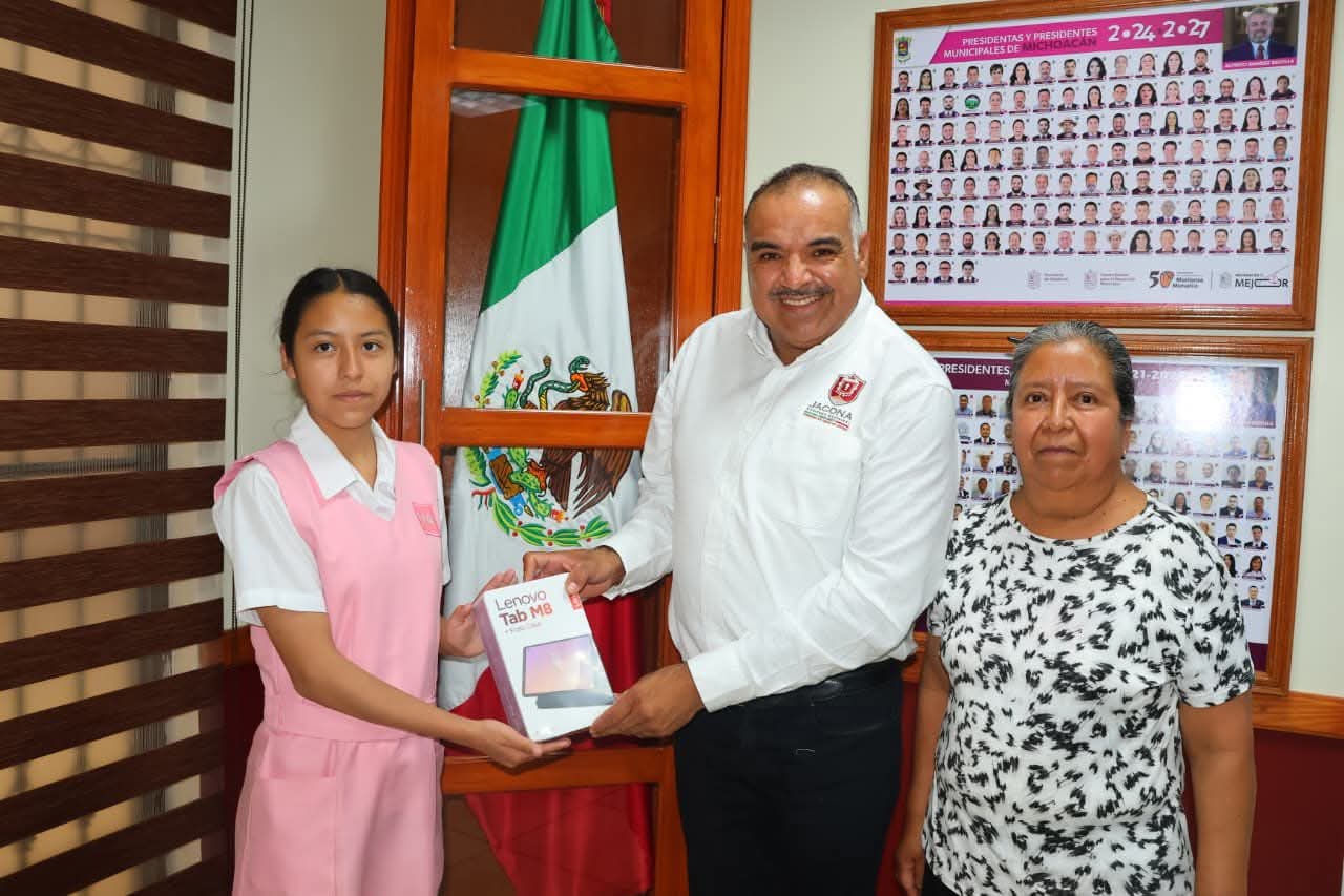 Isidoro Mosqueda reconoce a alumna por su buen desempeño académico