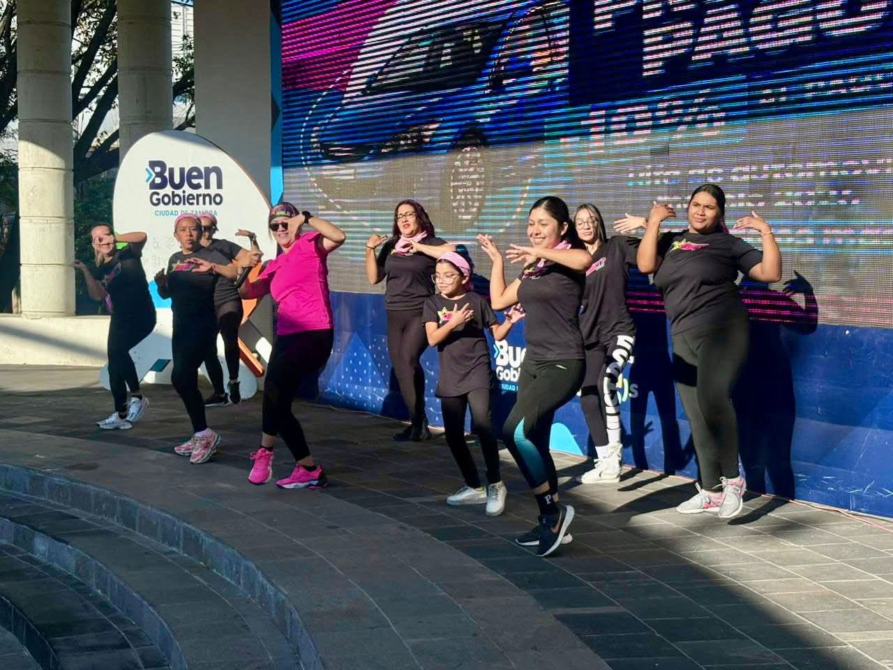 DIF Zamora impulsa la activación física de mujeres con mega clase de zumba por el 8M