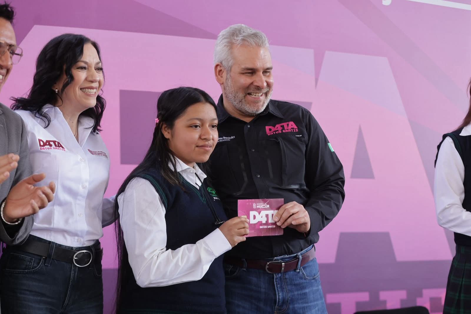 Se suman otros 4 mil estudiantes a D4TA, datos gratis; Bedolla invita a no quedarse fuera del programa