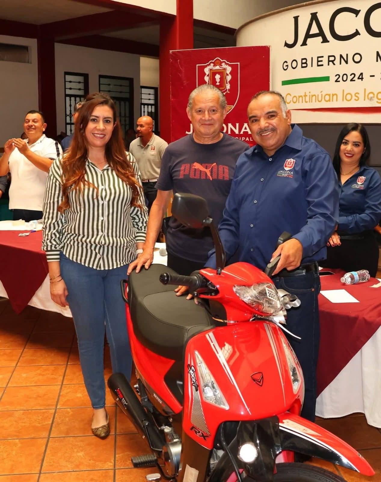 Isidoro Mosqueda encabezó el sorteo de los regalos para los contribuyentes del predial que pagaron en Enero y Febrero